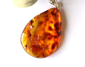 Petit pendentif plat en ambre naturel Baltique bijoux en ambre forme de goutte d’ambre pendentif ambre argent bijoux pur pendentif en résine pierre pendentif 6 g