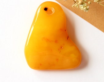 Pendentif ambre de forme libre de couleur orange, pendentif en pierre précieuse avec trou, pendentif ambre de couleur jaune foncé antique, cadeau ambre de style boho en pierre de résine