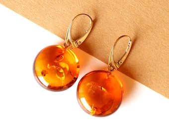 Boucles d'oreilles élégantes en ambre cognac, boucles d'oreilles rondes en ambre, bijoux en pierre de résine baltique, ambre baltique naturel doré, cadeau ambre pour mère