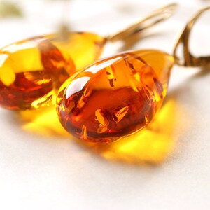 Très grandes boucles d'oreilles pendantes en ambre, longues boucles d'oreilles en ambre orange en forme de goutte, cadeau unique de boucles d'oreilles massives pour une mère, boucle d'oreille en ambre brillant cognac image 5