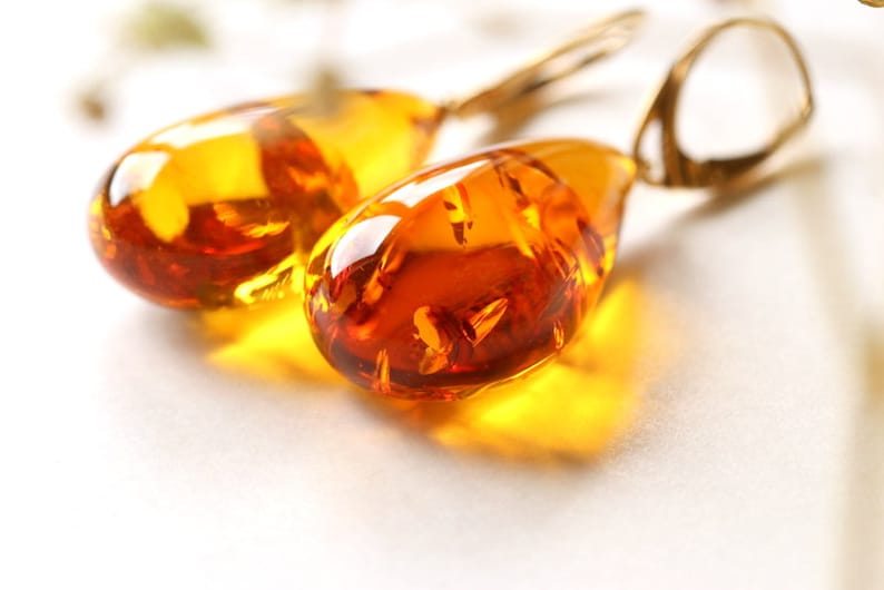 Très grandes boucles d'oreilles pendantes en ambre, longues boucles d'oreilles en ambre orange en forme de goutte, cadeau unique de boucles d'oreilles massives pour une mère, boucle d'oreille en ambre brillant cognac image 5