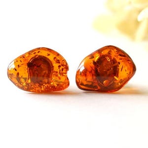 Clous d&#39;oreilles en ambre cognac, petites boucles d&#39;oreilles en ambre, perles d&#39;ambre cognac, ambre de la Baltique véritable, boucles d&#39;oreilles en ambre de style minimaliste, boucles d&#39;oreilles en pierres précieuses