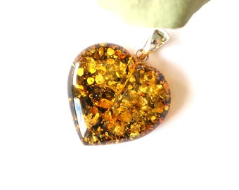 Pendentif en ambre de couleur verte riche, pendentif en pierre en forme de coeur en ambre de la Baltique véritable, bijoux en ambre faits à la main, femme accessoire en ambre en pierre de résine