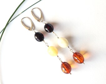 Boucles d'oreilles colorées en ambre de la Baltique super longues, boucles d'oreilles en ambre naturel avec des détails en argent, boucles d'oreilles de style été multicolores de forme ovale pour elle