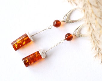 Longues boucles d'oreilles en ambre, boucles d'oreilles pendantes en pierres précieuses minérales cognac, bijoux en ambre naturel, ambre de la Baltique de couleur dorée, longues boucles d'oreilles en argent ambré