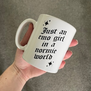 Chica Emo en un Mundo Normie / Sad Time Card Co / Taza Emo