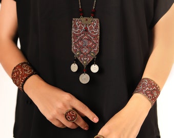 Long collier en cachemire cramoisi avec pierres de verre et pièces Pahlavi, collier ajustable Termeh