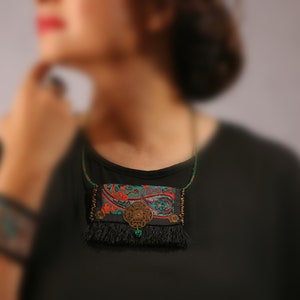Collier en cachemire, deux faces carrées brodées tout autour de la perle et pendentif en pierre taillée, collier Termeh