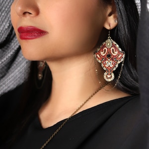 Cashmere earrings set with chain and embroidered stones