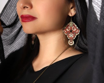 Cashmere earrings set with chain and embroidered stones