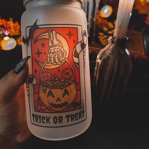 Lata de vidrio esmerilado para café helado de Halloween con carta del tarot de truco o trato, vaso de café gótico de bruja con tapa de bambú y pajita de vidrio