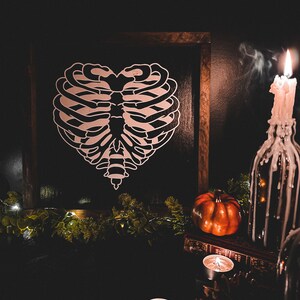 Letrero de madera con forma de corazón de esqueleto: decoración de pared de bruja gótica