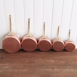 Vintage Franse koperen pannenset: 5 pannen met messing handgrepen