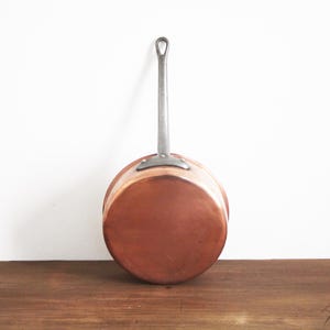 Vintage Franse koperen braadpan koekenpan met gietijzeren handvat en deksel gestempelde fabricage gemaakt in Frankrijk