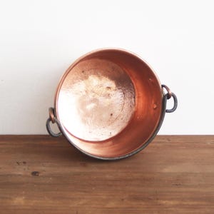 Chaudron en cuivre vintage, France : poêle estampée Pierre Vergnes avec poignée en fonte