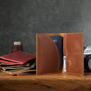 Porte-passeport en cuir personnalisé Etui portefeuille en cuir personnalisé pour passeport Cuir gravé monogramme Cadeau de voyage pour lui elle image 3