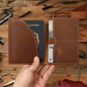 Porte-passeport en cuir personnalisé Etui portefeuille en cuir personnalisé pour passeport Cuir gravé monogramme Cadeau de voyage pour lui elle image 5