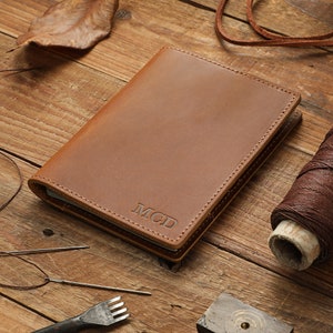 Portefeuille passeport en cuir personnalisé | Etui porte-passeport en cuir personnalisé | Cuir gravé monogramme | Cadeau de voyage pour lui elle