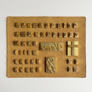 Molde de estampagem de letras do alfabeto em latão | 26 peças/conjunto para artesanato em couro com estampagem a quente | Letras maiúsculas e minúsculas de A a Z, números e símbolos