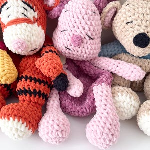 Winnie the Pooh - Igor - Conejo - Amigurumi de ganchillo para bebé - Juguete infantil - Regalo de Navidad, cumpleaños o baby shower. Ideal para calcetines navideños.