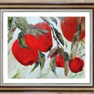 Pode incluir: Uma pintura emoldurada de maçãs vermelhas em um galho está pendurada acima de uma mesa com uma chaleira branca, limões e alcachofras. Uma tábua de corte de madeira, alecrim e xícaras amarelas completam a cena da cozinha.