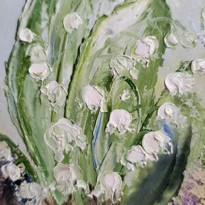 K&ouml;nnte beinhalten: Impasto-&Ouml;lgem&auml;lde von Maigl&ouml;ckchenbl&uuml;ten. Das Kunstwerk zeigt wei&szlig;e, glockenf&ouml;rmige Bl&uuml;ten und gro&szlig;e gr&uuml;ne Bl&auml;tter. Die Pinselstriche sind dick und strukturiert, wodurch ein dreidimensionaler Effekt entsteht. Der Hintergrund ist eine weiche Farbmischung.