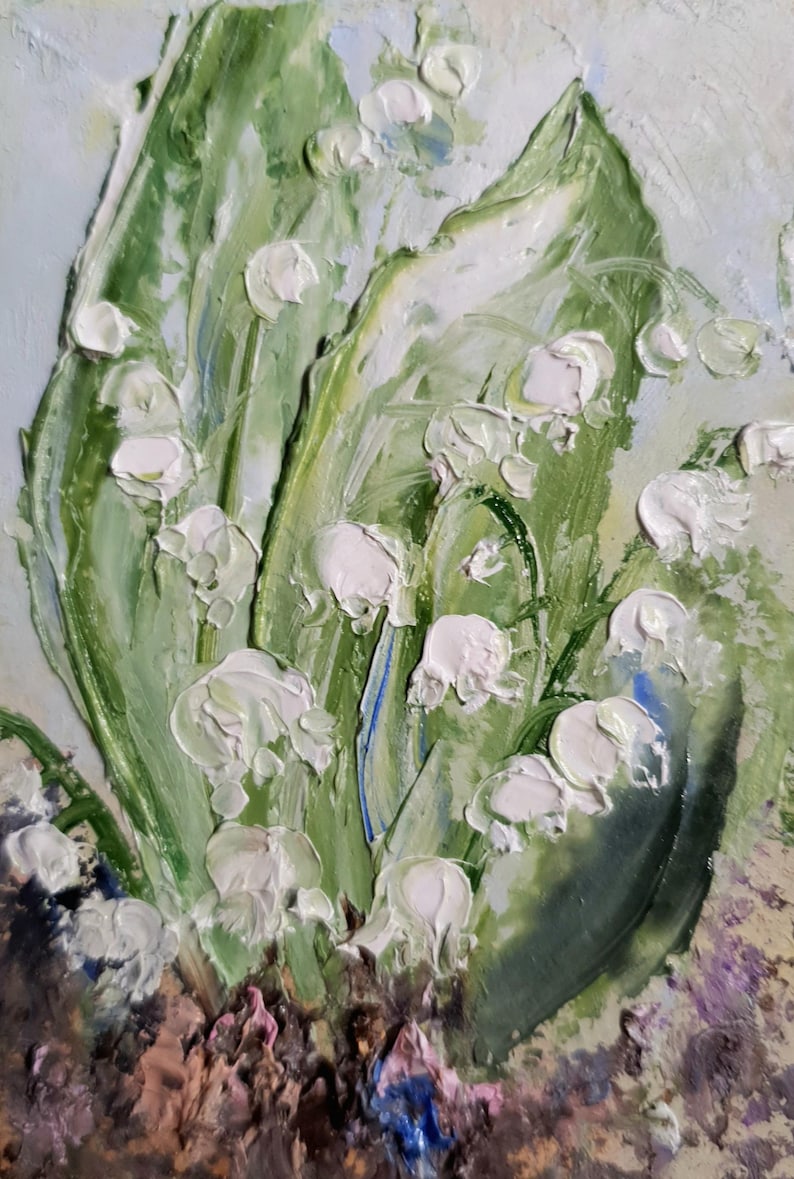 K&ouml;nnte beinhalten: Impasto-&Ouml;lgem&auml;lde von Maigl&ouml;ckchenbl&uuml;ten. Das Kunstwerk zeigt wei&szlig;e, glockenf&ouml;rmige Bl&uuml;ten und gro&szlig;e gr&uuml;ne Bl&auml;tter. Die Pinselstriche sind dick und strukturiert, wodurch ein dreidimensionaler Effekt entsteht. Der Hintergrund ist eine weiche Farbmischung.
