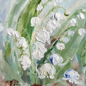K&ouml;nnte beinhalten: Impasto-&Ouml;lgem&auml;lde von Maigl&ouml;ckchenbl&uuml;ten. Die wei&szlig;en, glockenf&ouml;rmigen Bl&uuml;ten sind auf gr&uuml;nen Stielen mit langen, gr&uuml;nen Bl&auml;ttern angeordnet. Der Hintergrund ist eine Mischung aus Gr&uuml;n-, Blau- und Braunt&ouml;nen, die einen strukturierten, impressionistischen Effekt erzeugt.
