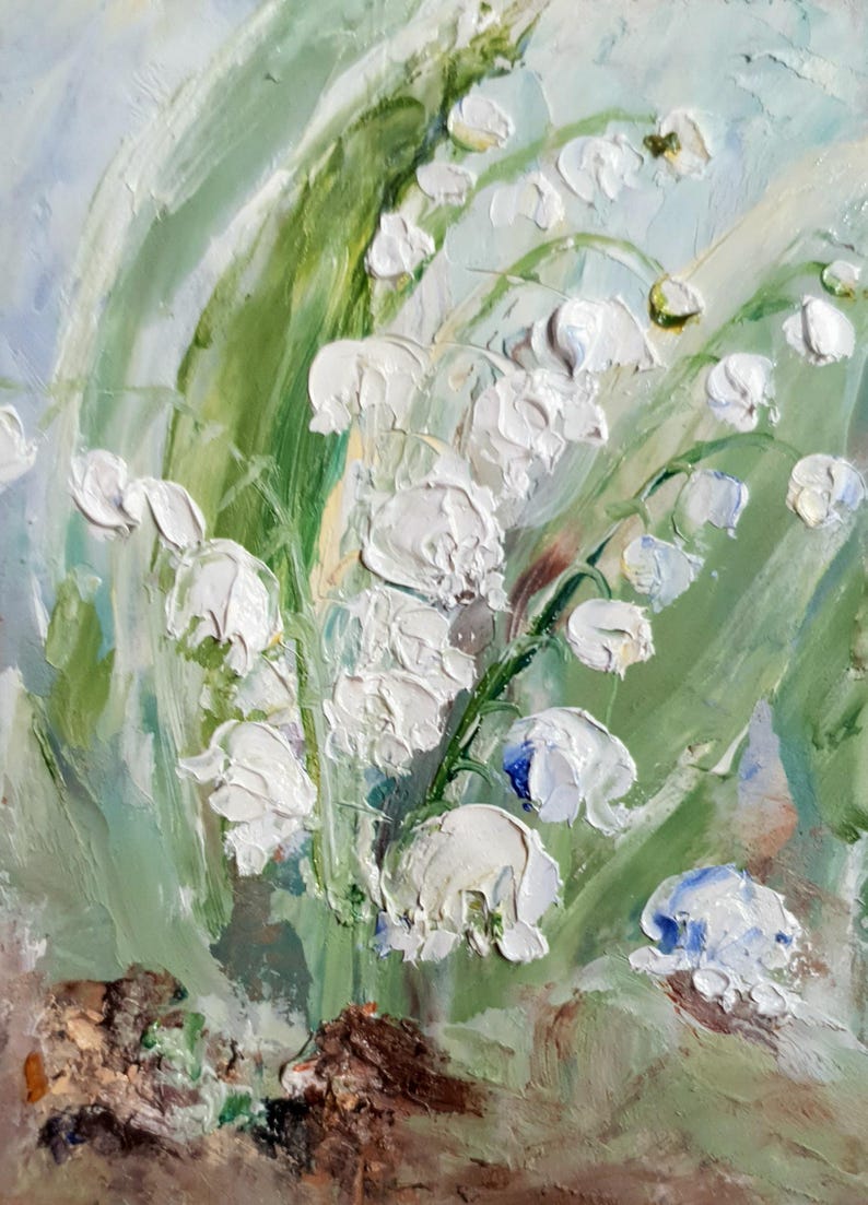 K&ouml;nnte beinhalten: Impasto-&Ouml;lgem&auml;lde von Maigl&ouml;ckchenbl&uuml;ten. Die wei&szlig;en, glockenf&ouml;rmigen Bl&uuml;ten sind auf gr&uuml;nen Stielen mit langen, gr&uuml;nen Bl&auml;ttern angeordnet. Der Hintergrund ist eine Mischung aus Gr&uuml;n-, Blau- und Braunt&ouml;nen, die einen strukturierten, impressionistischen Effekt erzeugt.