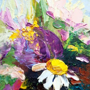 Pintura de iris, peonía y margarita. Pintura al óleo con textura de empasto de flores florecientes.