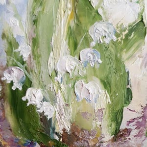 K&ouml;nnte beinhalten: Impasto-&Ouml;lgem&auml;lde von Maigl&ouml;ckchenbl&uuml;ten. Das Kunstwerk zeigt wei&szlig;e, glockenf&ouml;rmige Bl&uuml;ten mit gr&uuml;nen Bl&auml;ttern. Die Pinselstriche sind dick und strukturiert, wodurch ein dreidimensionaler Effekt entsteht. Der Hintergrund hat sanfte Farbt&ouml;ne von Blau, Lila und Braun.
