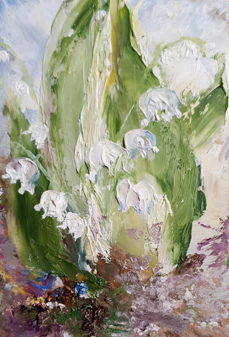 K&ouml;nnte beinhalten: Impasto-&Ouml;lgem&auml;lde von Maigl&ouml;ckchenbl&uuml;ten. Das Kunstwerk zeigt wei&szlig;e, glockenf&ouml;rmige Bl&uuml;ten mit gr&uuml;nen Bl&auml;ttern. Die Pinselstriche sind dick und strukturiert, wodurch ein dreidimensionaler Effekt entsteht. Der Hintergrund hat sanfte Farbt&ouml;ne von Blau, Lila und Braun.