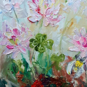 Abejorro sobre trébol, pintura original de tamaño ACEO, pintura pequeña de flores rosas y blancas, pintura al óleo texturizada, obra de arte de empasto para calentar el hogar