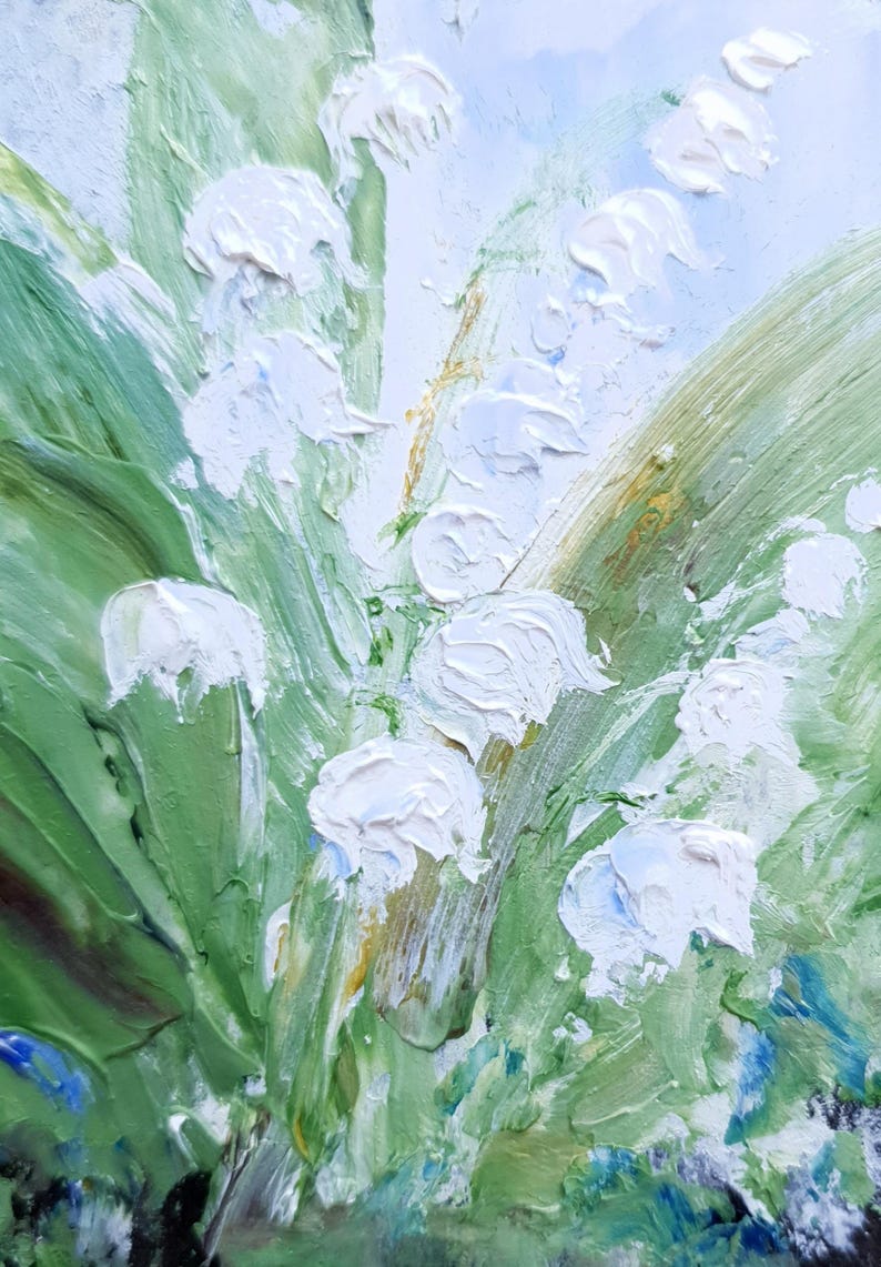K&ouml;nnte beinhalten: Impasto-&Ouml;lgem&auml;lde mit wei&szlig;en Maigl&ouml;ckchenbl&uuml;ten und gr&uuml;nen Bl&auml;ttern. Das Kunstwerk weist dicke Pinselstriche auf, die einen strukturierten Effekt erzeugen. Der Hintergrund ist eine Mischung aus Hellblau und Gr&uuml;n.