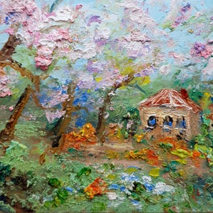 Frühlingsapfelbaumbild Original Bauernhof Landschaft mit blühendem Garten und kleinem Haus