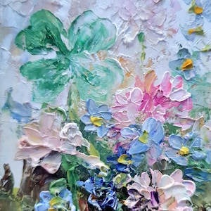 Dipinto originale di fiori di trifoglio e nontiscordardime. Piccola opera d'arte con farfalla e coccinella. Coccinella su fiori di prato selvatici.