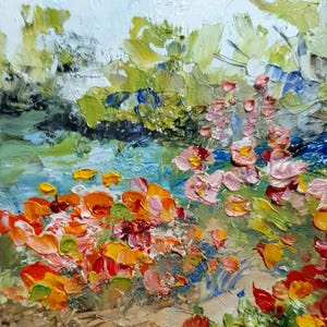 Könnte beinhalten: Ein Ölgemälde auf Leinwand mit dicker Impasto-Struktur. Die Szene zeigt einen lebendigen Garten mit Ansammlungen von roten, orangen, gelben und rosafarbenen Blumen vor einem Hintergrund aus grünem Laub und einem hellblauen Himmel.