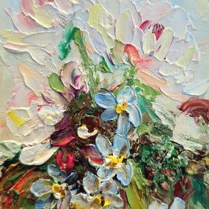 Peonia e non ti scordar di me, originale, piccola decorazione murale floreale con delicati fiori primaverili bianchi, rosa e blu, colori neutri, colori tenui