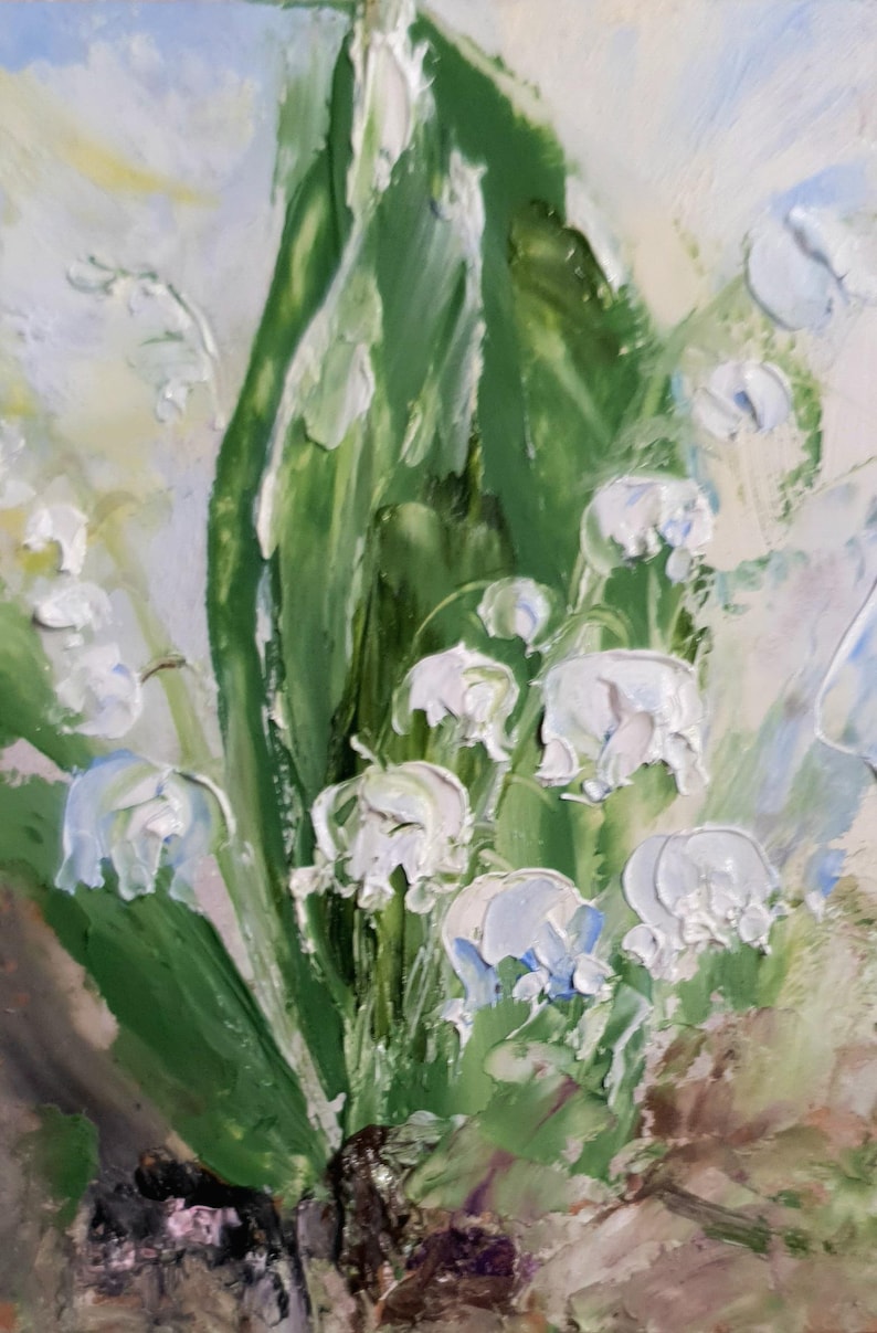K&ouml;nnte beinhalten: Impasto-&Ouml;lgem&auml;lde von Maigl&ouml;ckchenbl&uuml;ten. Das Kunstwerk zeigt wei&szlig;e, glockenf&ouml;rmige Bl&uuml;ten mit blauen Akzenten, vor gr&uuml;nen Bl&auml;ttern. Die Pinselstriche sind dick und strukturiert und erzeugen einen dreidimensionalen Effekt.