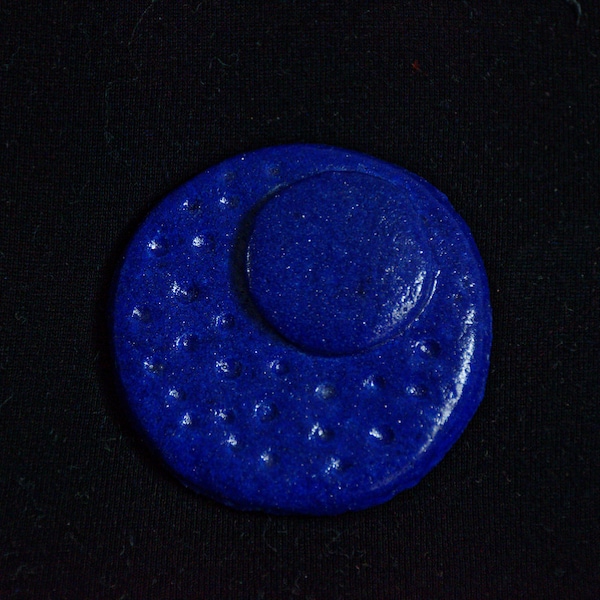 Broche circulaire en faïence égyptienne bleu roi