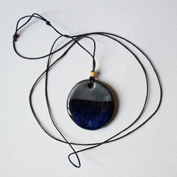 Pendentif en grès émaillé noir et bleu