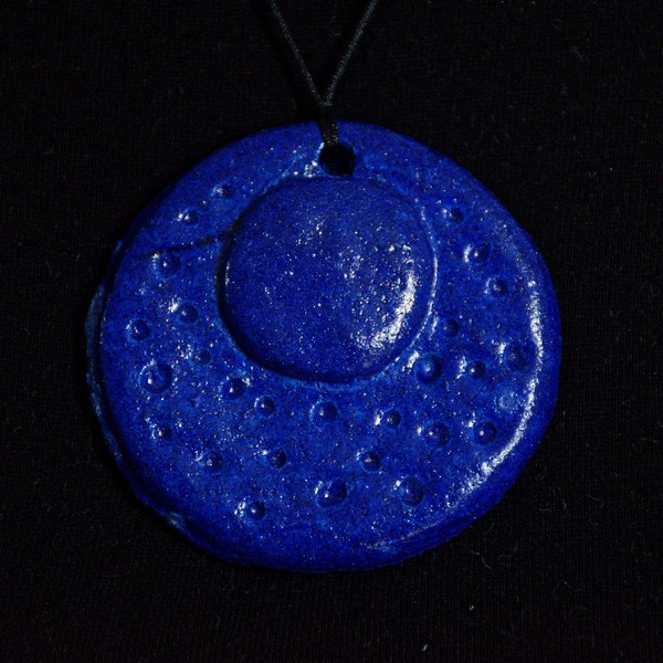 Pendentif circulaire en faïence égyptienne bleu roi