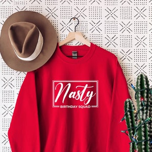 Suéter Nasty Birthday Squad, Suéter Nasty, Moletom Nasty, Blusa Nasty, Roupas Nasty, Suéter Nasty Unissex