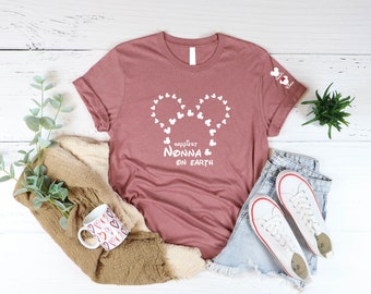 Personaliza la camiseta Disney Happiest Nonna On Earth con el nombre de tus hijos en la manga, regalo para el Día de la Madre o camiseta a juego personalizada.