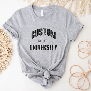 Individuelle Uni Est. T-Shirt: Personalisiertes College-T-Shirt, Abitur Geschenk
