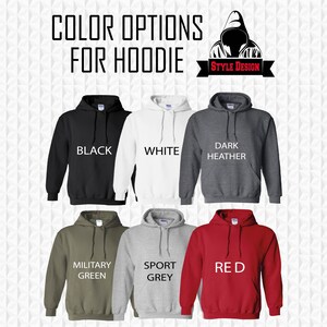 Puede incluir: Seis opciones de color diferentes para una sudadera con capucha. Los colores son negro, blanco, gris oscuro, verde militar, gris deportivo y rojo.