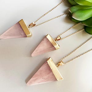 Collar de cristal de cuarzo rosa Colgante triangular de cuarzo rosa Collar de cristal curativo con cadena de oro de 18k