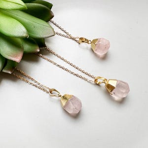 Collar pequeño de cristal de cuarzo rosa Colgante de cuarzo rosa en forma de gota Collar pequeño de cuarzo rosa con cadena de latón en oro de 18k