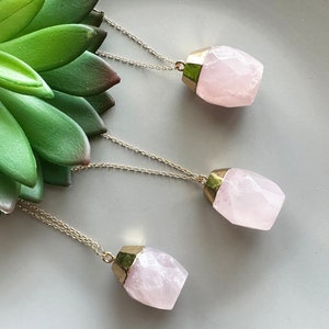 Collar de cristal de cuarzo rosa Colgante grande de cuarzo rosa Colgante de cuarzo rosa con cadena de oro de 18k