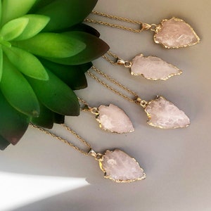 Collier en quartz rose Pendentif en quartz rose véritable brut Collier en cristal de fertilité avec chaîne en or 18 carats